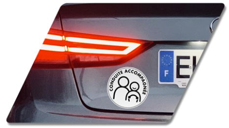 Formation conduite accompagnée (signalétique à l'arrière du véhicule)